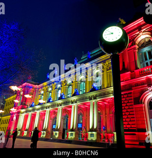 Frankfurter Wertpapierbörse am Abend beleuchtet von bunten Scheinwerfern für die Luminale, alle zwei Jahre stattfindende Beleuchtung Festival in Fran Stockfoto