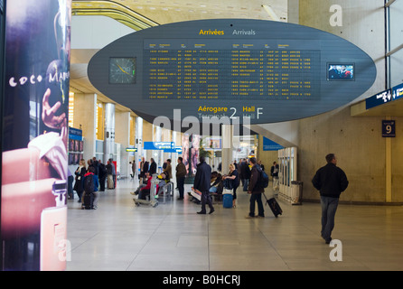 Ankünfte Board, Fluginformationen in terminal 2, Charles de Gaulle International Airport, Paris, Frankreich Stockfoto