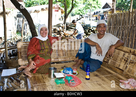 Muslimische Besitzer von einem Bambus-Möbel-Manufaktur auf der Insel Lombok, kleinen Sunda-Inseln, Indonesien Stockfoto