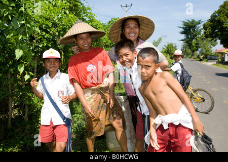 Kinder spielen auf einer Straße, die kleinen Sunda-Inseln, der Insel Lombok, Indonesien Stockfoto