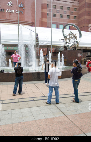 Touristen fotografieren vor Takashima Einkaufszentrum Orchard Road, Singapur, Südostasien Stockfoto