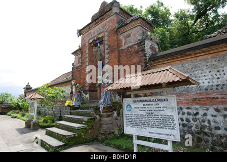 Eingang des Tempels Pura Meru, hinduistischen und muslimischen Tempel in Jalan Selaparang, Insel Lombok, kleinen Sunda-Inseln, Indonesien Stockfoto