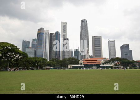 Financial District of Singapore und Singapore Cricket Club, gegründet 1852 (vorne), Singapur, Südostasien Stockfoto