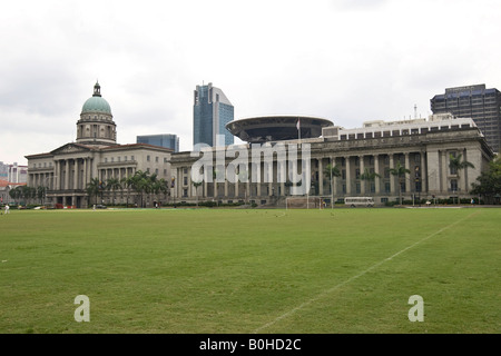 Old Supreme Court Gebäude auf der linken Seite, neue Berufsaufsicht dahinter und Rathaus am St. Andrew Road, Singapur, Südostasien als Stockfoto