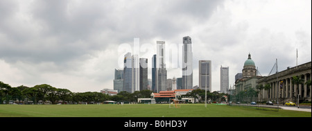 Rathaus und Supreme Court mit Bankenviertel Skyline und Singapore Cricket Club, gegründet 1852, im Vordergrund, Singap Stockfoto