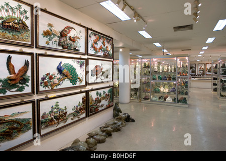 Showroom, jade Figuren und Schmuck auf dem Display an der Singapur Edelsteine + Metals Co. PTE Ltd., Singapur, Südostasien Stockfoto