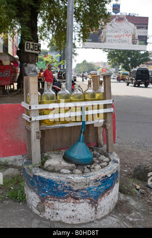 Tankstelle, Benzin verkauft in Glasflaschen, Matram, Insel Lombok, kleinen Sunda-Inseln, Indonesien Stockfoto