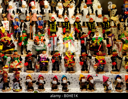 Zwetchgenmaennle, Figuren aus Pflaumen verkauft auf dem Weihnachtsmarkt in Nürnberg, Middle Franconia, Bayern, Deutschland Stockfoto