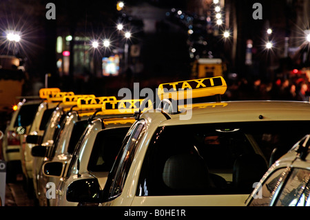 Taxistand am Nacht, Hauptmarkt, Hauptmarkt in Nürnberg, Middle Franconia, Bayern, Deutschland Stockfoto