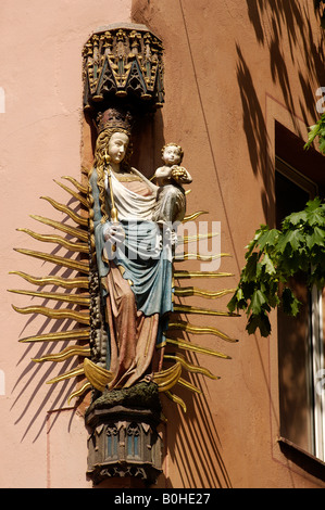 Statue der Jungfrau Maria Holding Baby Jesus, montiert auf einer Bauecke, Nürnberg, Bayern, Deutschland, Europa Stockfoto