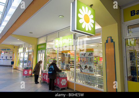 Drogerie, Apotheke, Ihr Platz in Berlin-Neukölln, Deutschland Stockfoto