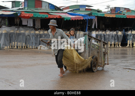 Händler, Warentransport vom Markt in Thailand zum Grenzübergang nach Kambodscha Stockfoto