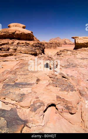 Felsformationen in der Wüste, Wadi Rum, Jordanien, Naher Osten Stockfoto