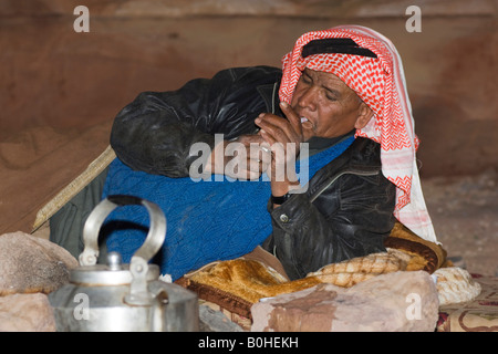 Beduinen Rauchen, Wadi Rum, Jordanien, Naher Osten Stockfoto