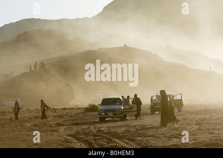 Beduinen an einem Kamelrennen in der Wüste, Wadi Rum, Jordanien, Naher Osten Stockfoto