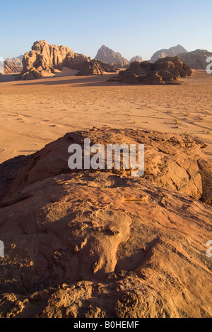 Felsformationen in der Wüste, Wadi Rum, Jordanien, Naher Osten Stockfoto