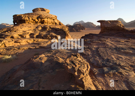 Felsformationen in der Wüste, Wadi Rum, Jordanien, Naher Osten Stockfoto