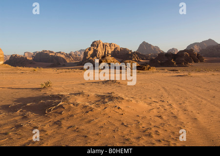 Felsformationen in der Wüste, Wadi Rum, Jordanien, Naher Osten Stockfoto