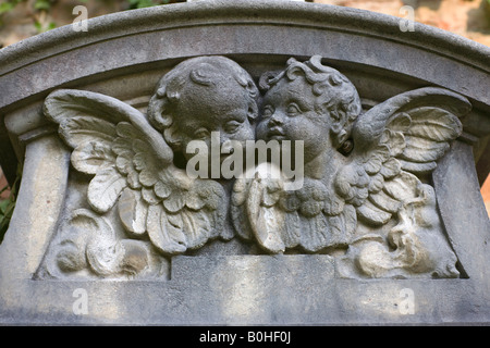 Stone Putten, Putten auf einem Grabstein, ändern Suedfriedhof, Alter Friedhof in München, Bayern, Deutschland Stockfoto