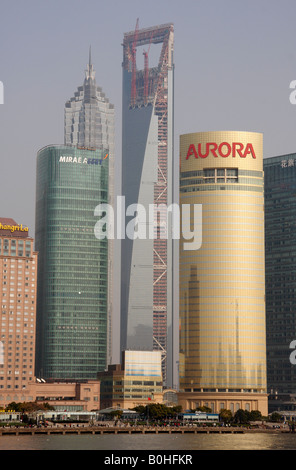 Spektakuläre Skyline von Neubauten in Pudong, Shanghais Finanzviertel am Ufer des Huangpu-Flusses Stockfoto