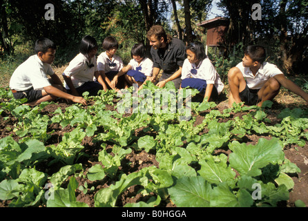 VSO freiwilliger Landwirt arbeiten im Schulgarten, Kanchanaburi, Thailand. Stockfoto