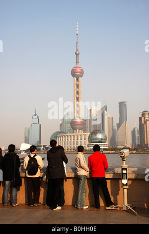 Spektakuläre Skyline von Neubauten in Pudong, Shanghais Finanzviertel am Ufer des Huangpu-Flusses vom Bund Stockfoto