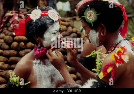 Frauen immer bereit für das Yam Erntedankfest auf den Trobriand-Inseln, Cartwheel, Papua Neu-Guinea. Stockfoto