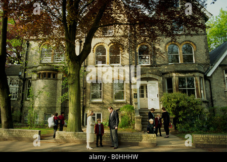 Eltern und Schülern stehen außen Highgate Junior School, London, England. Stockfoto