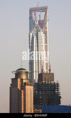 Spektakuläre Skyline von Neubauten in Pudong, Shanghais Finanzviertel am Ufer des Huangpu-Flusses Stockfoto