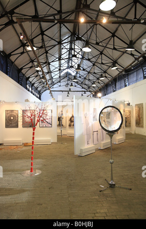 Kunstwerk, riesige Lupe, indoor Kunstausstellung in der Fabrik von Gazi, Athen, Griechenland Stockfoto