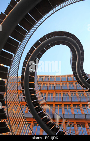 Kontinuierliche, endlose, nicht enden wollenden Treppen, Treppe, Stufen vor ein Büroturm, Alte Messe Muenchen, alte München ausstellen Stockfoto