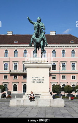 Wittelsbacher Platz, Equestrian Statue des Kurfürsten Maximilian von Bayern, Siemens Konzernzentrale (hinten), München Stockfoto