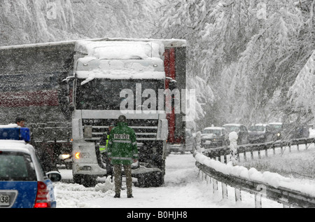 Querstehenden Traktor Anhänger LKW blockiert die tief verschneiten Autobahn B327 zwischen Koblenz und Waldesch, Rheinland-Pfalz, Deutschland Stockfoto