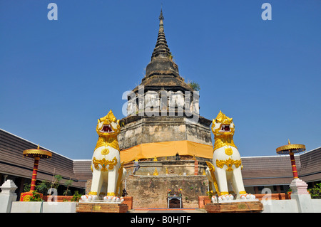 Vergoldete Statuen vor einer alten Stupa Tempel Wat Yaang Kuong, Chiang Mai, Thailand, Südostasien Stockfoto