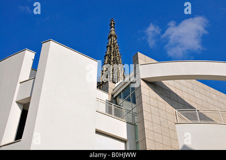 Turm des Ulmer Münster, Ulmer Münster sichtbar hinter einer modernen Fassade in Ulm, Baden-Württemberg, Deutschland Stockfoto