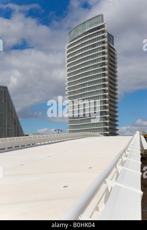 Weiße Brücke erstreckt sich in Richtung der Torre del Agua oder Wasserturm, entworfen von Architekt Enrique de Teresa für die Expo 2008 in Sara Stockfoto