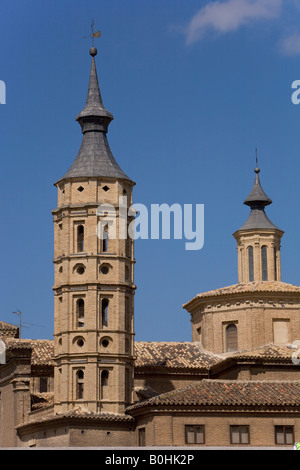 Stein-Türme und Ziegeldächer der Iglesia de San Juan de Los Panetes, Saragossa oder Zaragoza, Kastilien, Aragon, Spanien, Europa Stockfoto