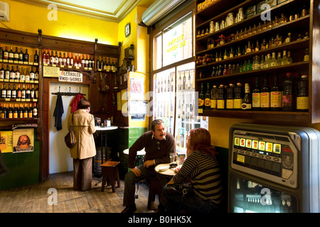 Almau Bodega, Wein-Bar und Taverne, Kunden sitzen unter Racks von Weinflaschen, Zone El Tubo, Zaragoza, Saragossa, Aragon, S Stockfoto