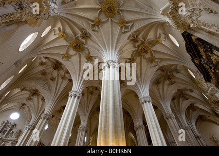 Die Kathedrale Catedral de San Salvador, La Seo, Spalten und reich verzierte Gewölbedecke Bögen, Zaragoza, Saragossa, Aragon, Spanien Stockfoto