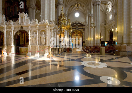 Catedral de San Salvador Kathedrale La Seo, polierten Steinboden, Spalten und reich verzierte Gewölbedecke Bögen, Zaragoza, Saragoss Stockfoto