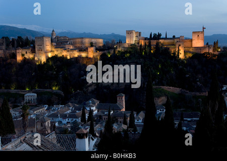 Maurischen Alhambra Palast unter Flutlicht beleuchtet in der Abenddämmerung, angesehen vom Mirador San Nicolas in der El Albayzín oder Albai Stockfoto