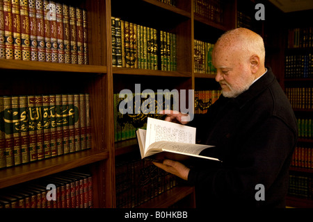 Haij Siddi Karim Viudes, Dekan der Communidad Islamica de Espana in der Bibliothek der Moschee in der El Albayzín oder Albaicín Stockfoto