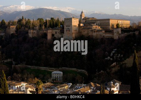 Maurischen Alhambra Palast, Sierra Nevada an zurück, aus der Mirador San Nicolas in der El Albayzín oder Albaicín Viertel G betrachtet Stockfoto