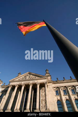 Deutsche Flagge neben dem Reichstag oder deutschen Parlament Gebäude, Geräumigkeit und Regierungschefs Viertel, Berlin, Deutsch Stockfoto