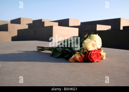 Rosenstrauss auf eines der Betonsteine von das Holocaust-Mahnmal in Berlin, Deutschland, Europa Stockfoto