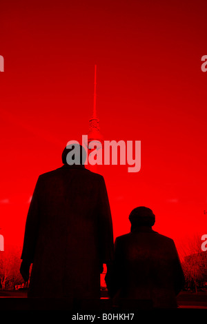 Denkmal für Karl Marx und Friedrich Engels mit Blick auf den Berliner Fernsehturm oder Fernsehturm, Berlin, Deutschland, Europa Stockfoto