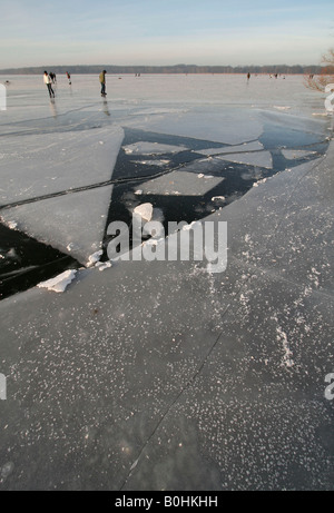 Eisläufer auf der zugefrorenen Havel an einem klaren Wintertag, Potsdam, Deutschland, Europa Stockfoto