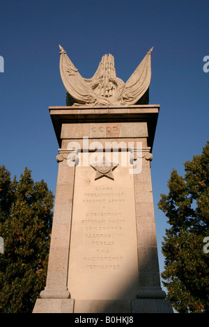 Denkmal für das Treffen von sowjetischen und amerikanischen Truppen auf der 25. April 1945 an der Elbe River, Torgau, Sachsen, Deutschland, Europa Stockfoto