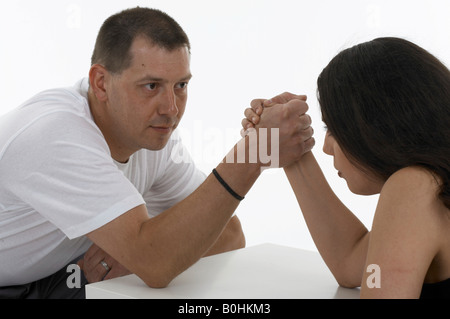 Mann und Frau Armdrücken Stockfoto