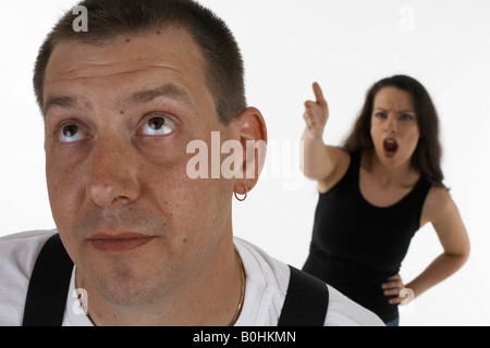 Frau schreiend an einen Mann, sagte ihm ab, indem man ihm einen Vortrag Stockfoto